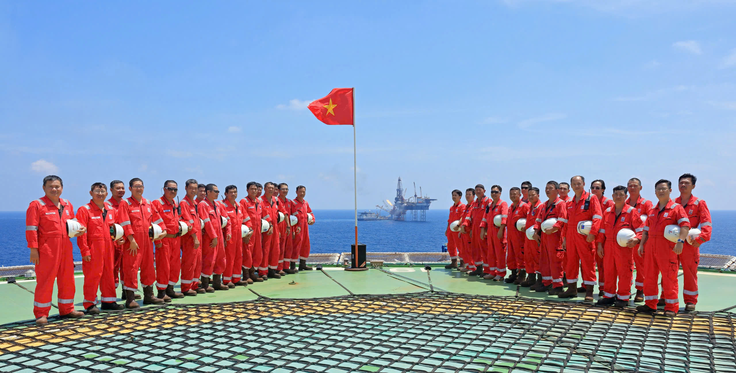 Chào cờ trên giàn khoan Mỏ Đại Hùng